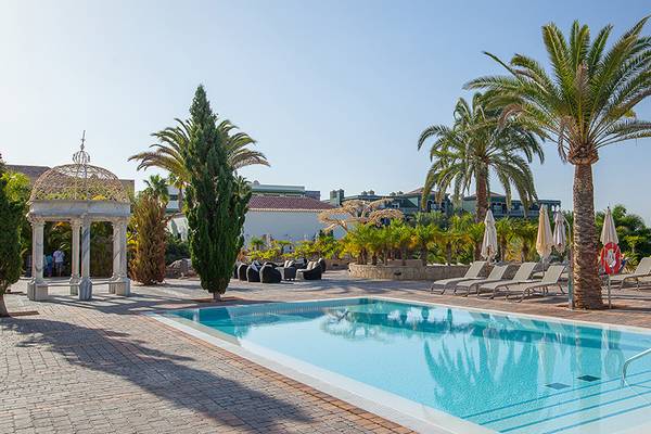 Außenpool des Lopesan Villa del Conde Resort mit Sonnenliegen und Palmen