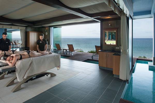 Massage Behandlung im Thalasso Spa des Lopesan Villa del Conde Resort mit Blick auf den Ozean