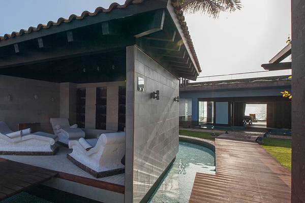 Außenbereich des Lopesan Villa del Conde Resort & Thalasso mit Lounge-Bereichen und Pool.