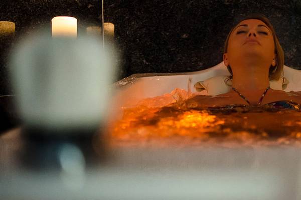 Frau genießt Entspannung in einem Whirlpool im Lopesan Villa del Conde Resort & Thalasso