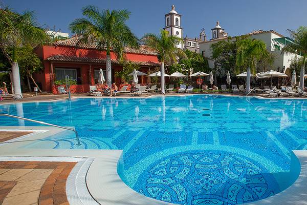 Außenpool des Lopesan Villa del Conde Resort & Thalasso mit Sonnenliegen und Palmen