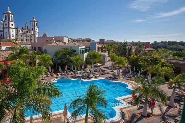 Aussicht auf den Pool und die Palmen des Lopesan Villa del Conde Resorts