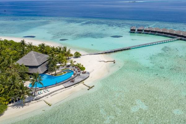 Luftaufnahme des Filitheyo Island Resorts mit Swimmingpool, Strand und Wasserbungalows