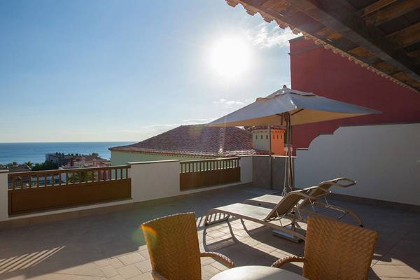 Terrasse des Lopesan Villa del Conde Resort & Thalasso mit Blick auf das Meer.