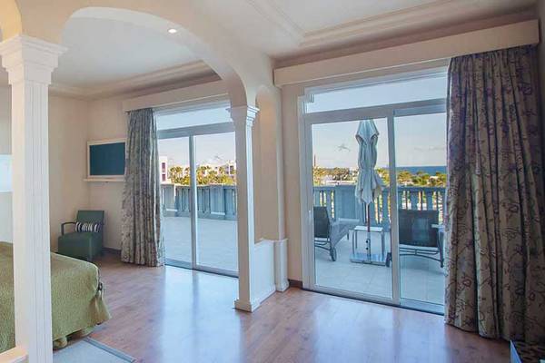 Hotelzimmer mit Balkon und Meerblick im Lopesan Villa del Conde Resort & Thalasso