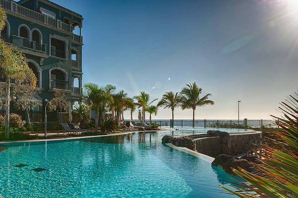 Außenpool des Lopesan Villa del Conde Resort & Thalasso mit Blick auf das Meer