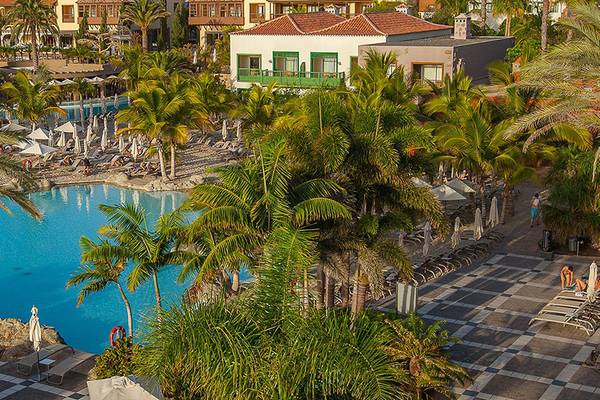 Luftaufnahme des Poolbereichs im Lopesan Villa del Conde Resort & Thalasso