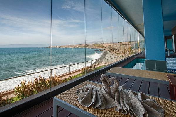 Aussicht auf das Meer von der Terrasse im Lopesan Villa del Conde Resort