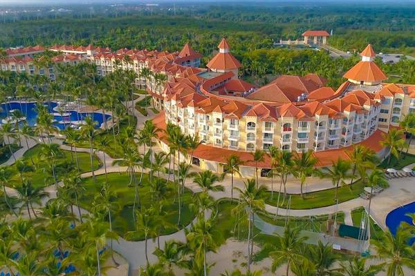 Luftaufnahme des Occidental Caribe Resorts mit mehreren Gebäuden, Swimmingpools und Palmen.