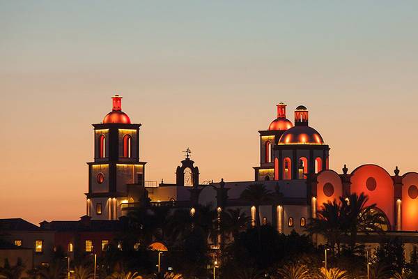 Lopesan Villa del Conde Resort & Thalasso Gebäude-Silhouette bei Sonnenuntergang