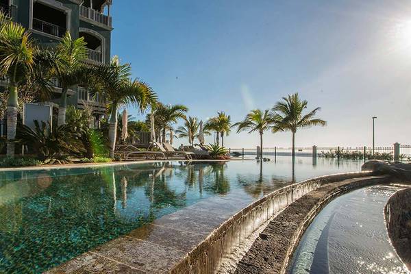 Außenpool des Lopesan Villa del Conde Resort & Thalasso mit Liegestühlen und Pflanzen