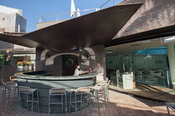 Terrasse Bar im Lopesan Villa del Conde Resort & Thalasso mit Gäste und Schattendach