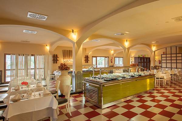 Speisebereich im Lopesan Villa del Conde Resort mit roten und weißen Schachbrettboden.