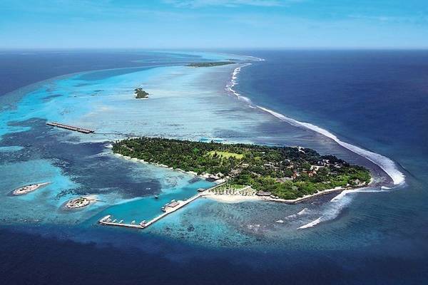 Luftaufnahme des Adaaran Select Hudhuran Fushi Hotels, umgeben von türkisfarbenem Wasser und grünen Inseln