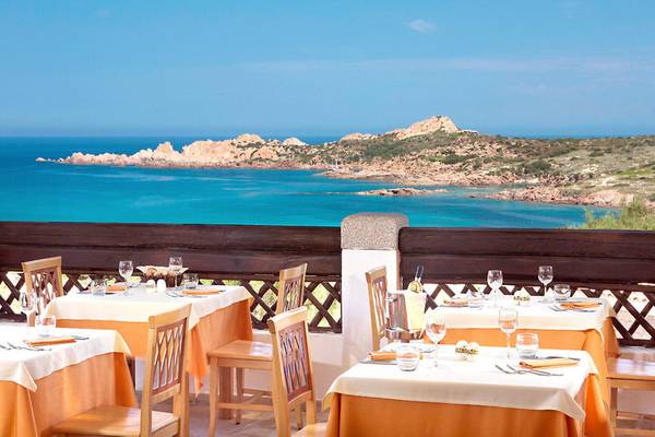 Außenterrasse des Marinedda Hotel Thalasso & Spa mit Blick auf das Meer.