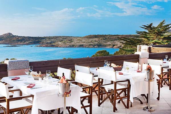 Terrasse des Marinedda Hotel Thalasso & Spa mit Blick auf das Meer