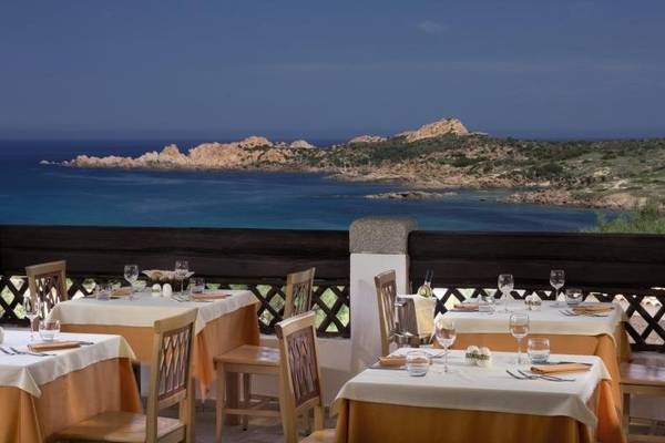 Terrasse des Marinedda Hotel Thalasso & Spa mit Blick auf das Meer und Felsen.