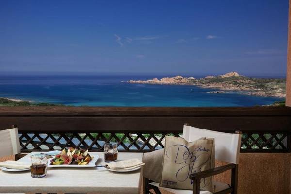 Terrasse des Marinedda Hotel Thalasso & Spa mit Blick auf das Meer und eine Insel.