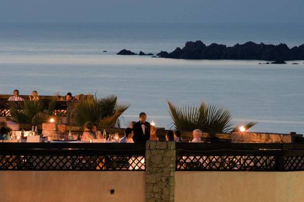Abendessen am Meer im Marinedda Hotel Thalasso & Spa mit Blick auf das Wasser und Felsen.
