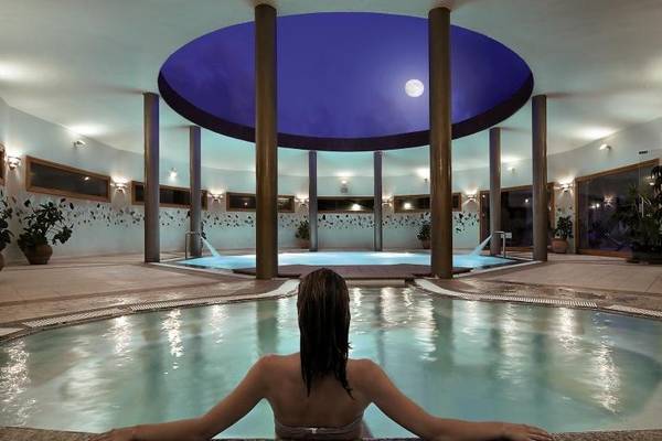 Frau im Pool des Marinedda Hotel Thalasso & Spa
