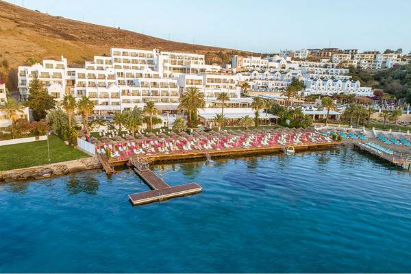Luftaufnahme des Privé Hotel Bodrum mit vielen Liegestühlen und einer langen Dock