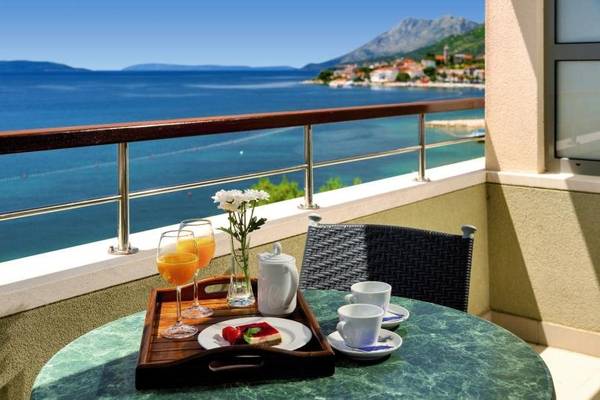 Frühstück auf dem Balkon des Saudade Hotels mit Meerblick