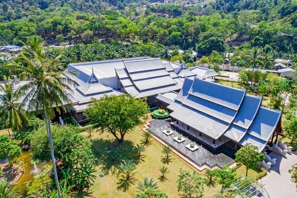 Luftaufnahme des Duangjitt Resort & Spa mit mehreren Gebäuden und grüner Landschaft.