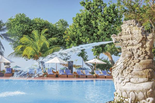 Der Swimmingpool des Prama Sanur Beach Bali mit einer Wasserfontäne.