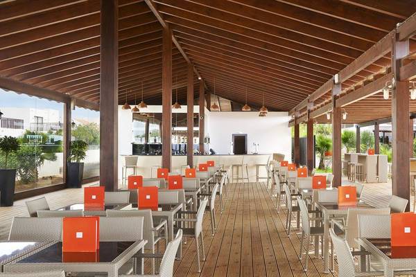 Terrasse des Melia Dunas Beach Resort & Spa mit vielen Tischen und Stühlen