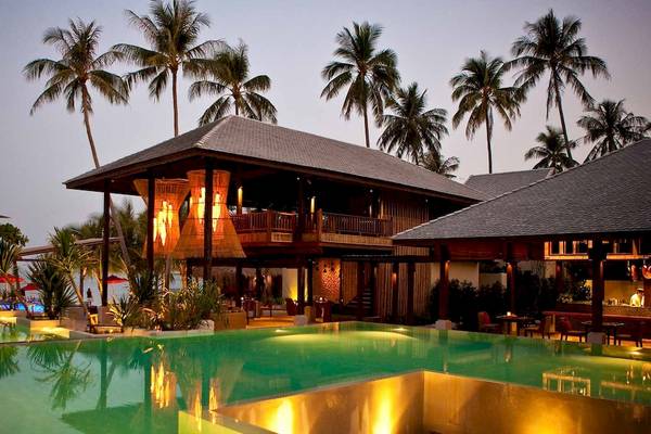 Anantara Rasananda Koh Phangan Villas Hotel mit Pool und Palmen bei Nacht