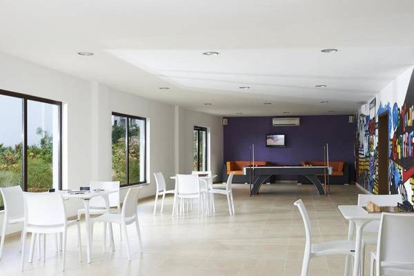 Spielzimmer im Melia Dunas Beach Resort & Spa mit Billardtisch und Schachspiel.
