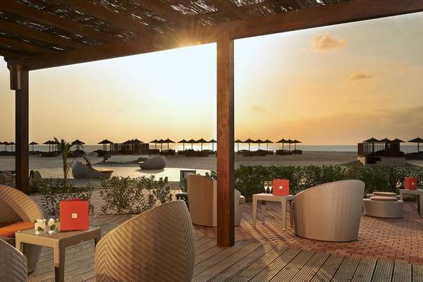 Terrasse mit Aussicht auf den Strand und den Sonnenuntergang im Melia Dunas Beach Resort & Spa