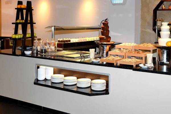 Buffet-Bereich im Melia Dunas Beach Resort & Spa mit verschiedenen Desserts und Früchten.