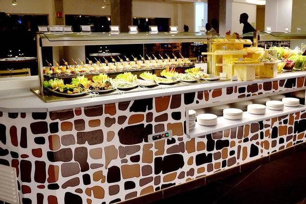 Buffetbereich im Melia Dunas Beach Resort & Spa mit verschiedenen Gerichten.