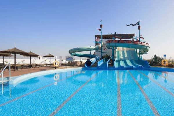 Wasserrutsche im Melia Dunas Beach Resort & Spa mit bunten Farben und einem Segelschiff-Design.
