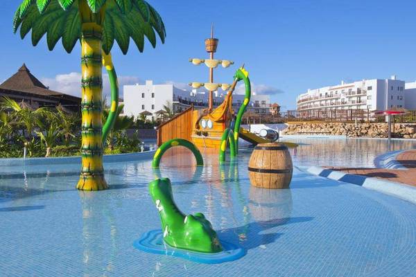 Kinderpool im Melia Dunas Beach Resort & Spa mit Piratenschiff und Wasserrutschen.