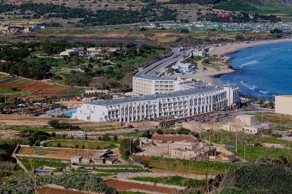 Luftaufnahme des db Seabank Resort & Spa mit Blick auf die Küste