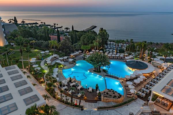 Luftaufnahme des Mediterranean Beach Hotel in Zypern mit Swimmingpool und Blick auf das Meer.