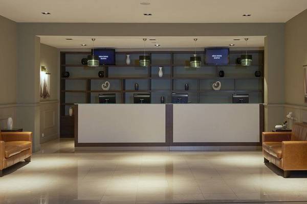 Empfangsbereich des Melia Dunas Beach Resort & Spa mit hellem Interieur und modernen Möbeln.