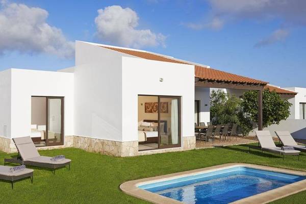 Melia Dunas Beach Resort & Spa Villa mit Pool und Liegewiese.