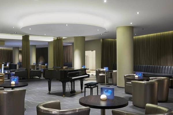 Loungebereich des Melia Dunas Beach Resort mit Klavier und Lederstühlen.