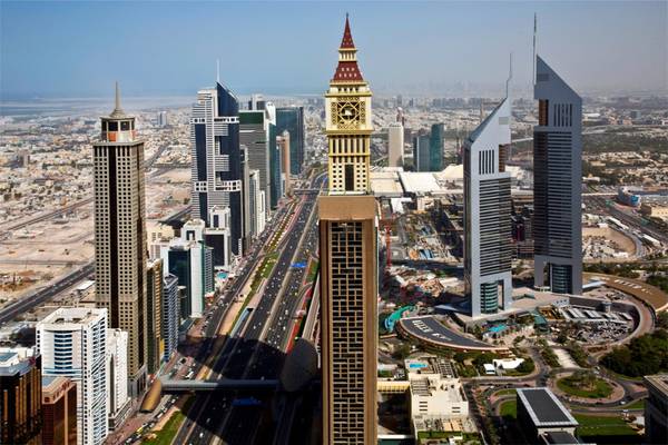 Luftaufnahme der Stadt Dubai mit dem Tower Plaza Hotel und anderen Hochhäusern.