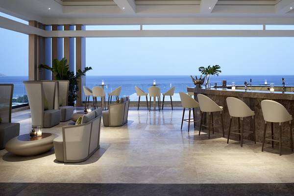 Innenansicht der Bar im Mayia Exclusive Resort & Spa mit Blick auf den Ozean.