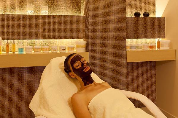 Eine Frau genießt eine Gesichtsbehandlung im Mayia Exclusive Resort & Spa.