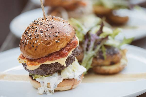 Burger Gericht im Mayia Exclusive Resort & Spa mit Sesambrötchen, Käse und Tomatensoße