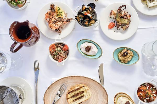 Frühstücksbuffet im Mayia Exclusive Resort & Spa mit verschiedenen Gerichten und Getränken.