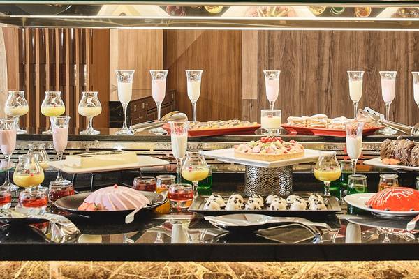 Buffet-Tisch im Mayia Exclusive Resort & Spa mit verschiedenen Desserts und Getränken.