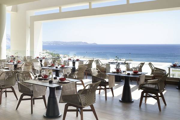 Terrassenrestaurant im Mayia Exclusive Resort & Spa mit Blick auf das Meer.
