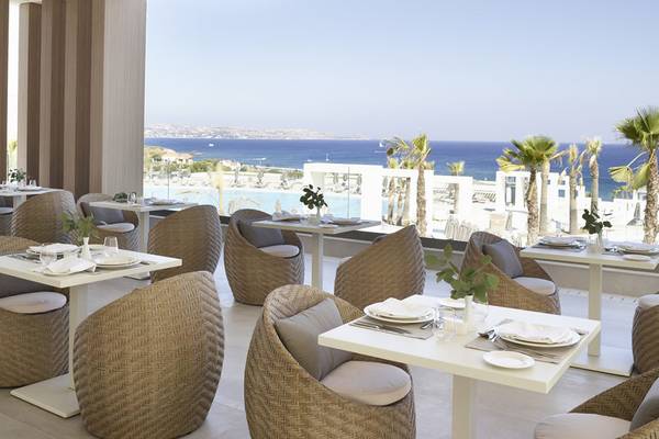 Terrasse des Mayia Exclusive Resort & Spa mit Blick auf das Meer