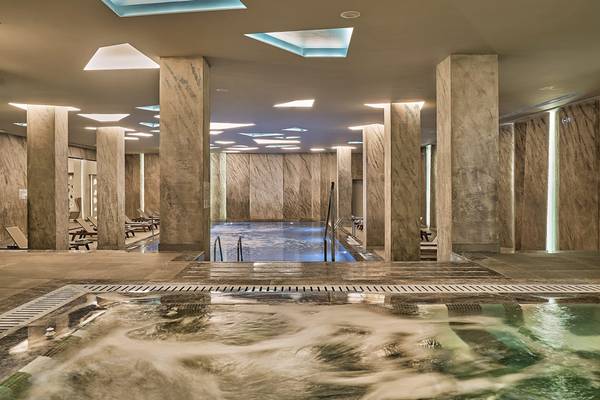 Schwimmbad im Mayia Exclusive Resort & Spa mit Wasserfällen und Marmorwänden.